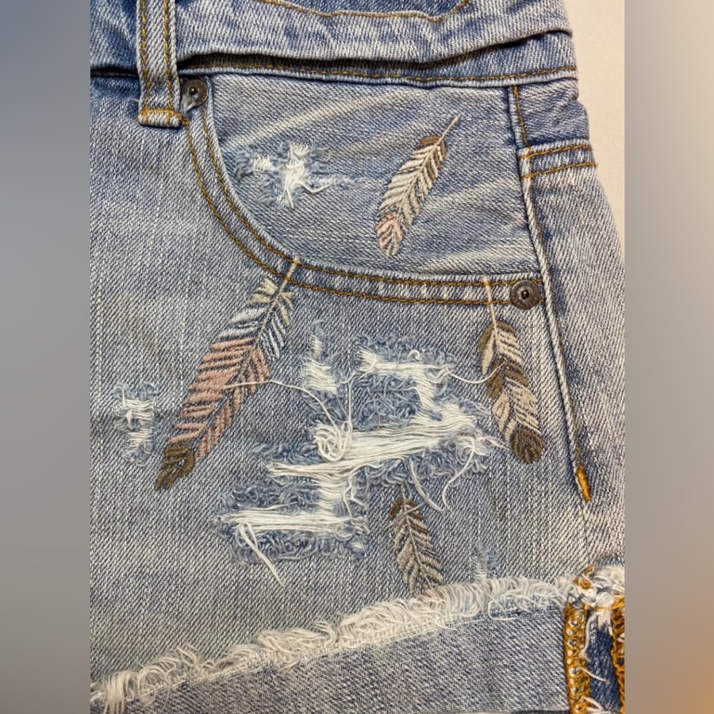 American Eagle Denim Shorts Distressed Embroidered Feathers Light Wash Size 4 - Picture 5 of 9